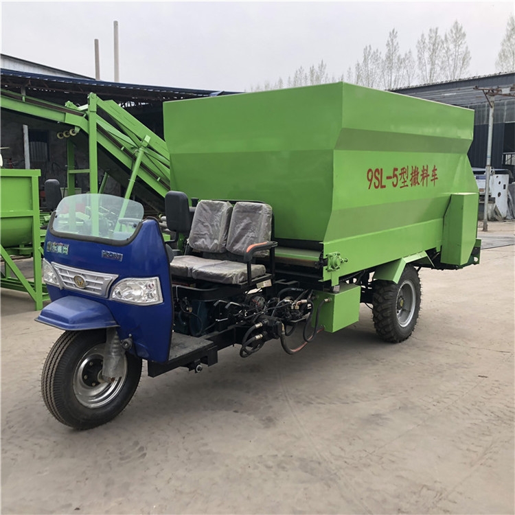 奶牛飼養(yǎng)撒料車飼喂投料機(jī)快速拋料撒料車