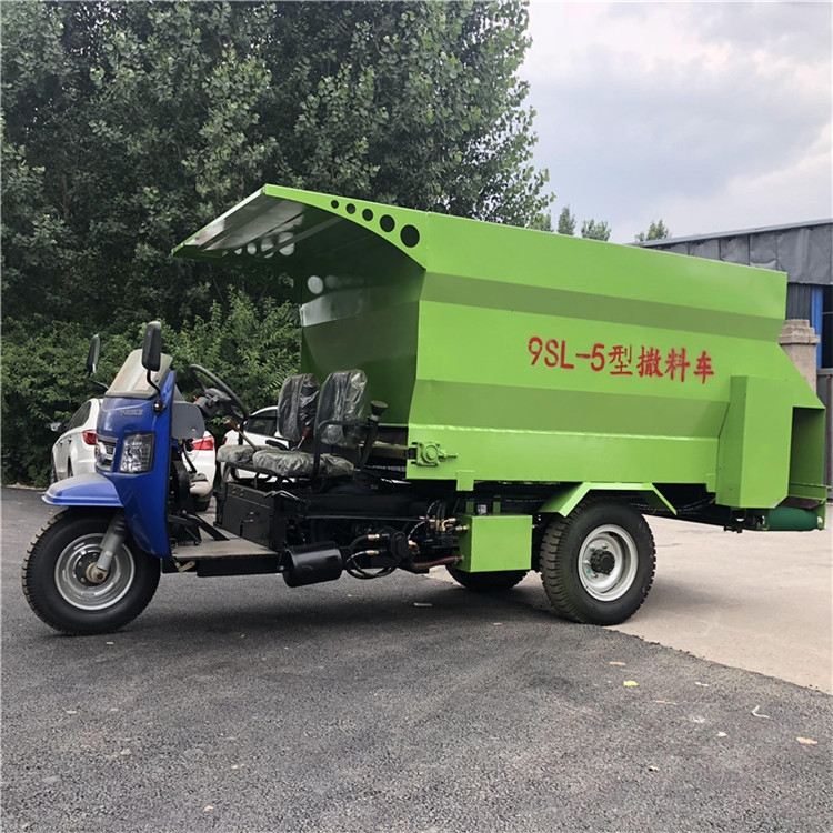 牧區(qū)撒料車飼草料撒料機(jī)自走式撒料車