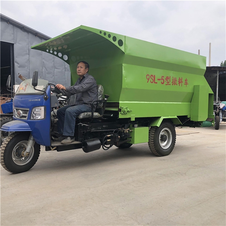 肉牛撒料車飼喂投料車電動(dòng)撒料車