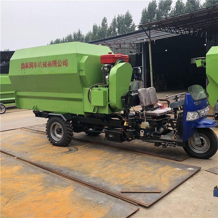 移動方便撒料車養(yǎng)殖投料機雙側(cè)柴油撒料車