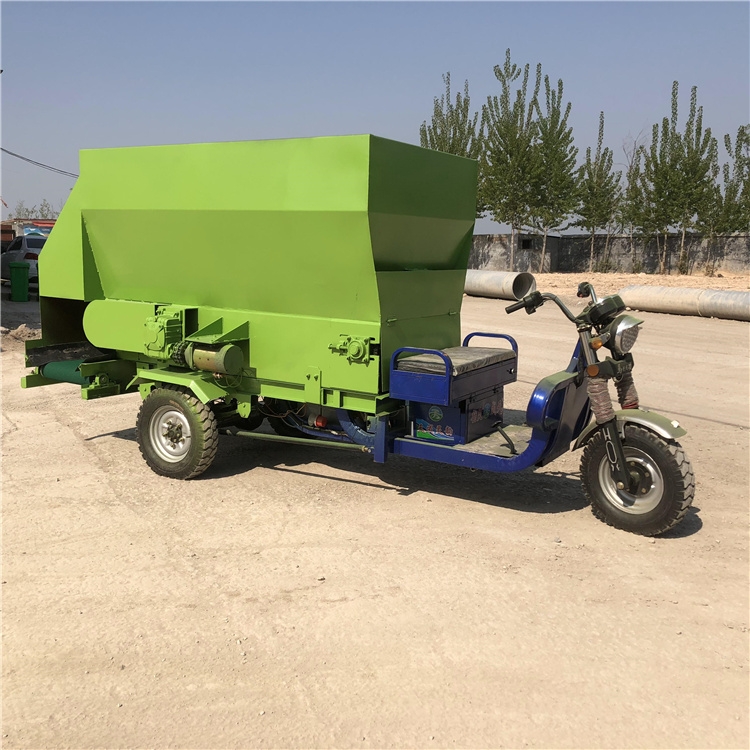 畜牧養(yǎng)殖撒料車(chē)牛草喂料車(chē)電動(dòng)刮板撒料車(chē)