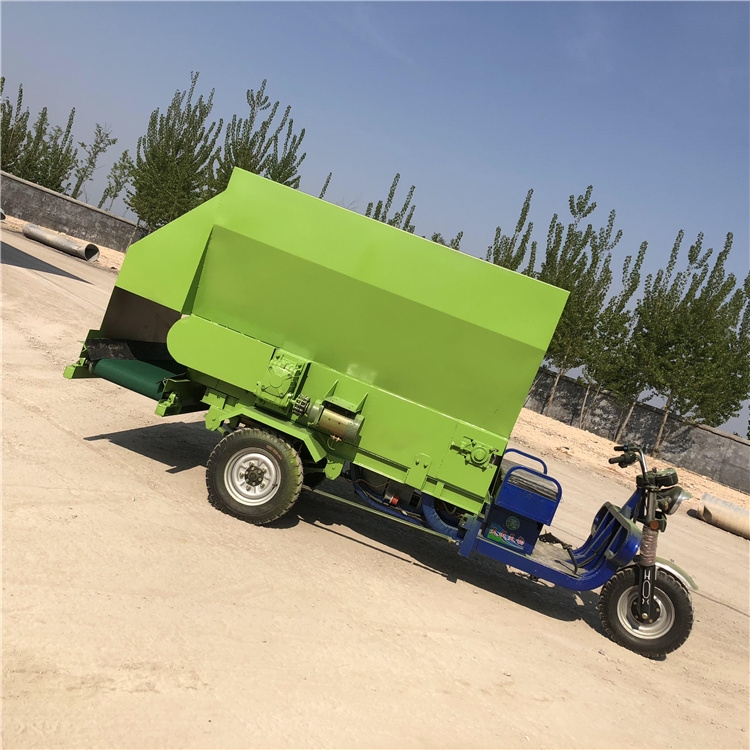 車載式撒料車牛草喂料車通過型強的撒料車
