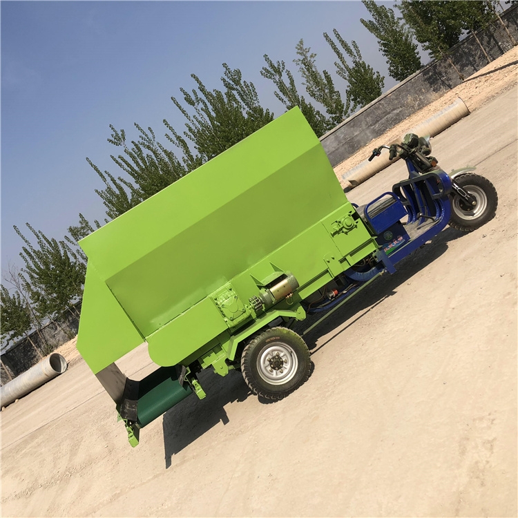 畜牧養(yǎng)殖撒料車混合喂料機自走式撒料車
