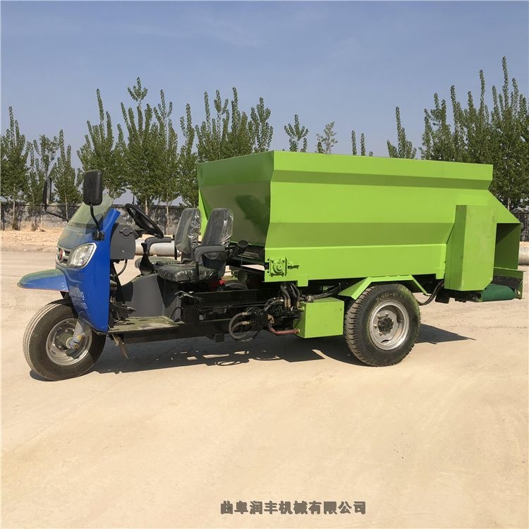 牛羊場(chǎng)投料撒料車喂羊送料飼草投料機(jī)喂羊飼料投料機(jī)械