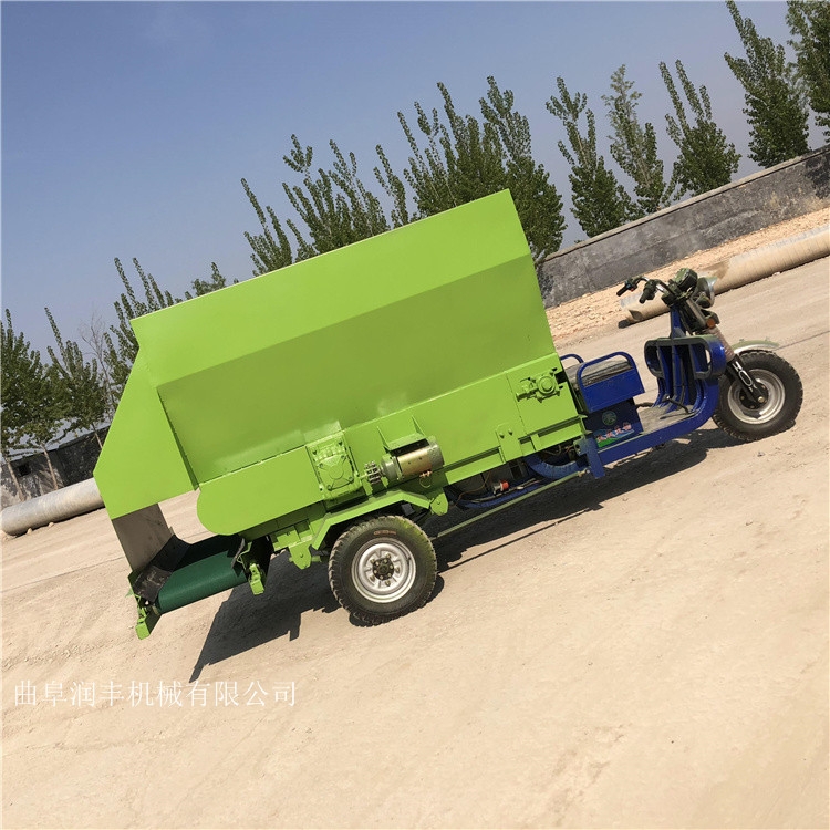 撒草均勻撒料車草料投料機車載式撒料車