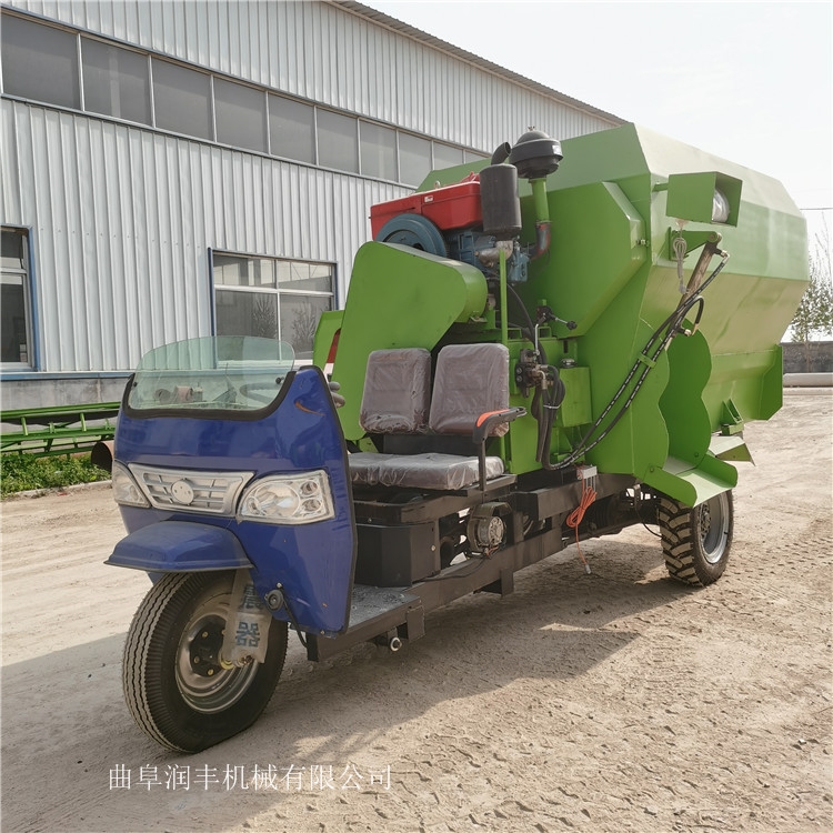 車載式撒料車飼草料撒料機25馬力撒料車