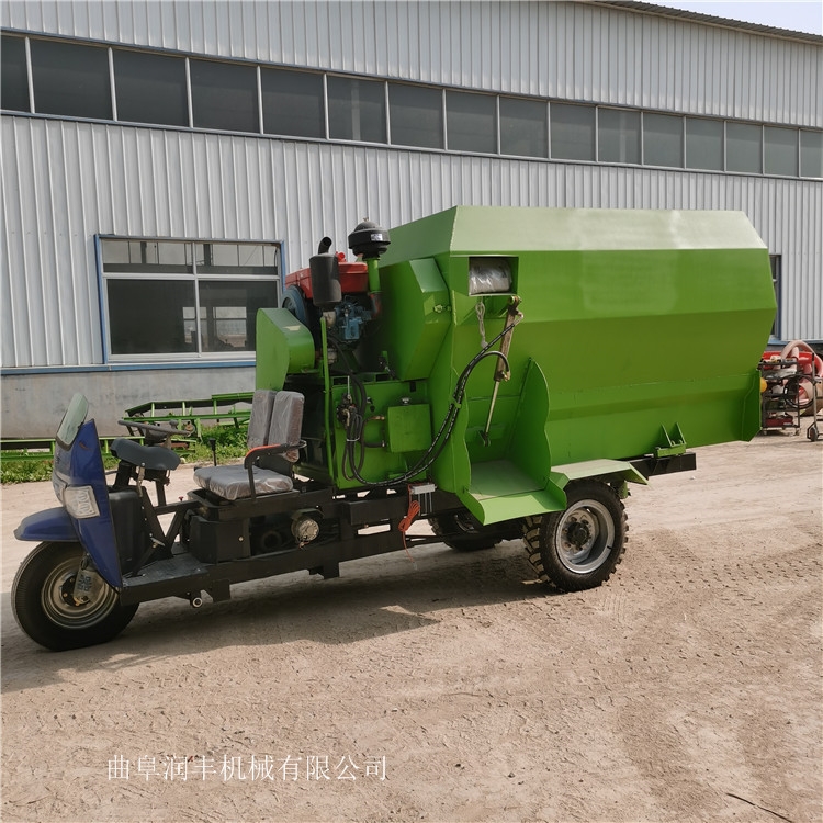 草料飼喂撒料車柴油撒料機帶攪拌的撒料車