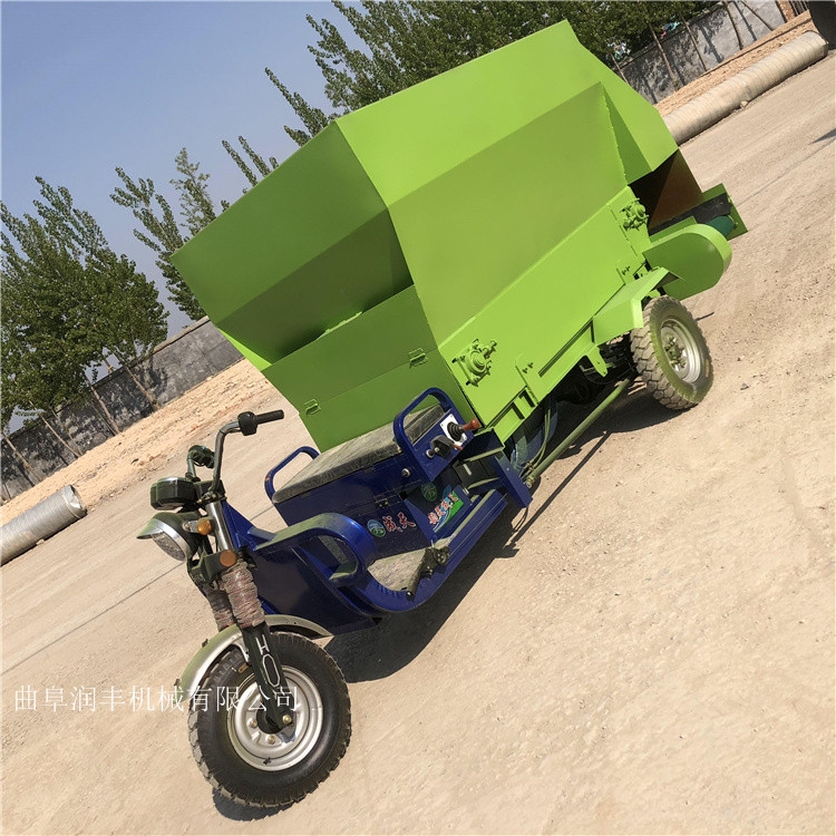 畜牧養(yǎng)殖撒料車雙向撒料機自走式撒料車