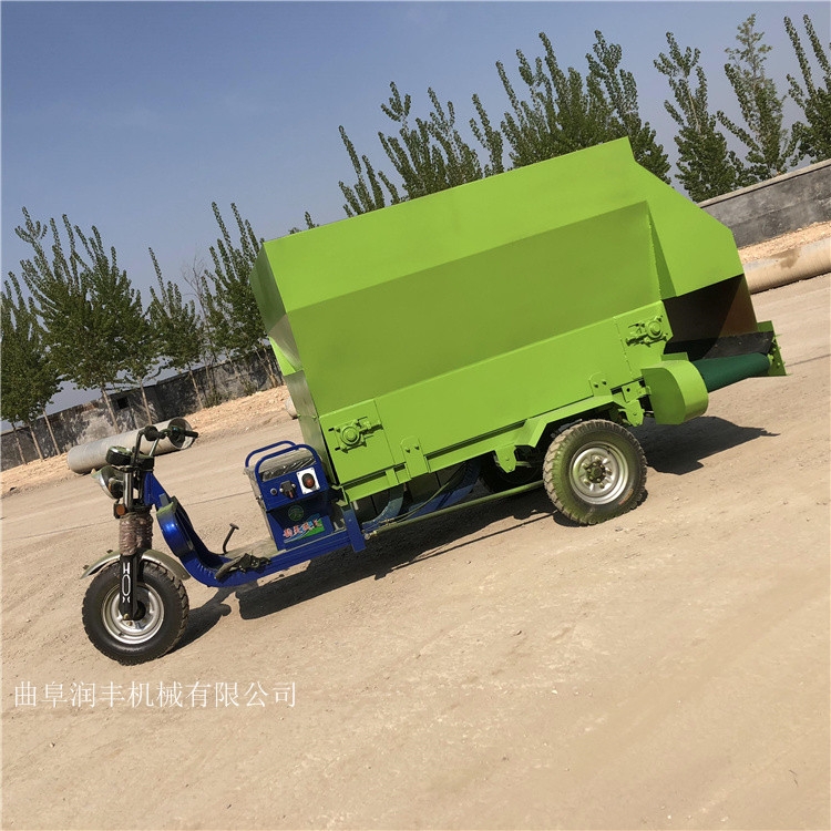 草料飼喂撒料車(chē)青貯投料車(chē)車(chē)載式撒料車(chē)