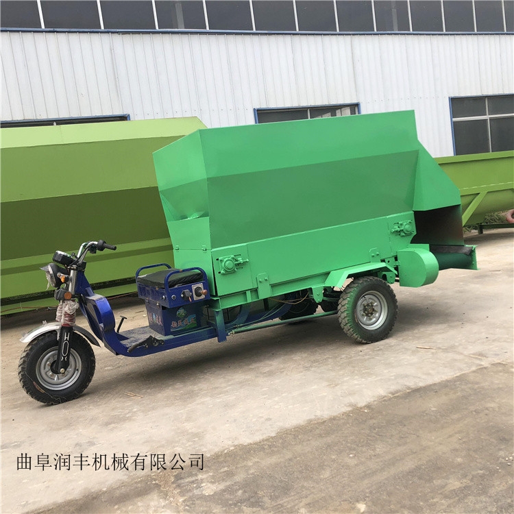雙側(cè)喂草撒料車草料投料機(jī)車載式撒料車