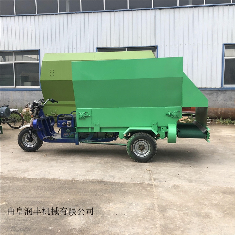 肉牛撒料車牛場投料機雙側(cè)柴油撒料車