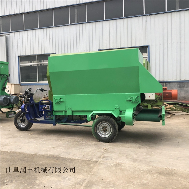 牧區(qū)撒料車(chē)牛草喂料車(chē)出料均勻的撒料車(chē)
