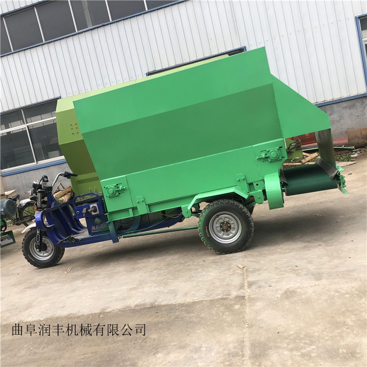 車載式撒料車牛草喂料車自走式撒料車
