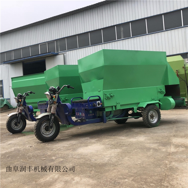 飼養(yǎng)撒料車飼草料撒料機(jī)電動(dòng)刮板撒料車