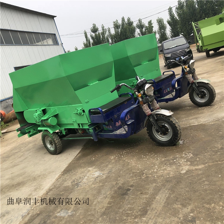 奶牛飼養(yǎng)撒料車牛場投喂車車載式撒料車