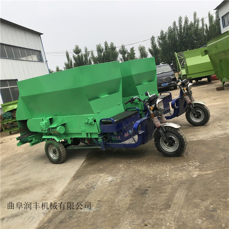 飼養(yǎng)撒料車牛草喂料車出料均勻的撒料車