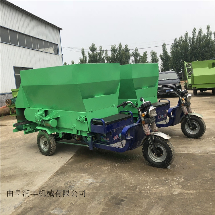 飼養(yǎng)撒料車通過型強(qiáng)的撒草機(jī)出料均勻的撒料車