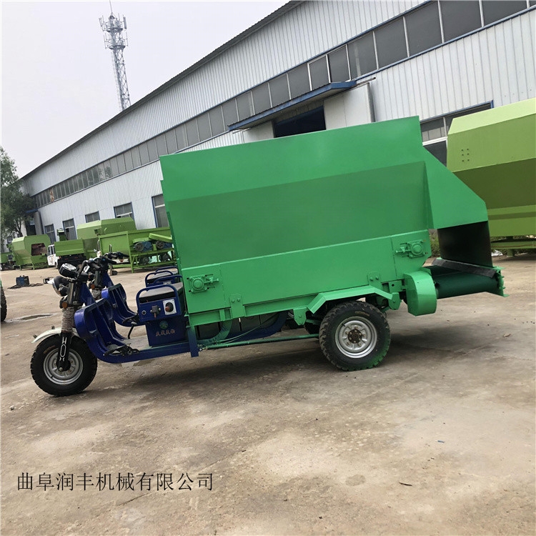 養(yǎng)殖設(shè)備撒料車電動撒草車流動式撒料車車