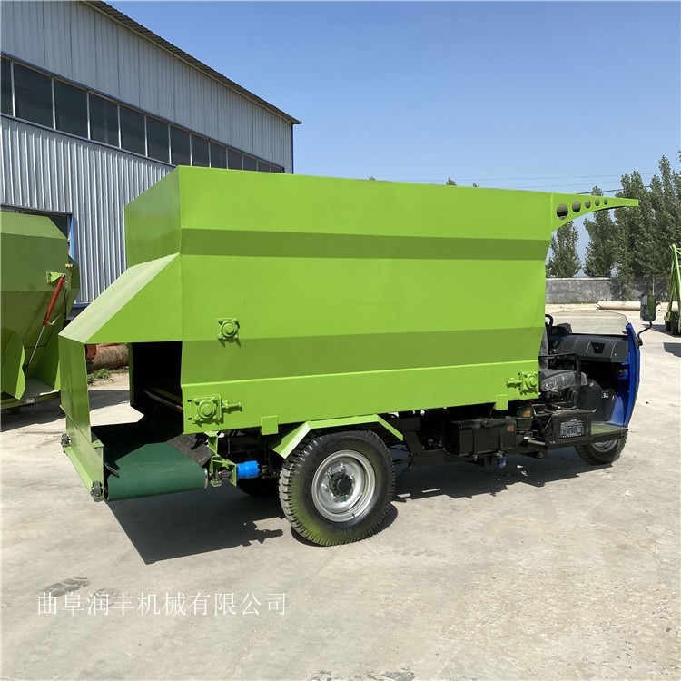 牛羊場(chǎng)投料撒料車(chē)喂羊送料飼草投料機(jī)機(jī)械化牛場(chǎng)撒料機(jī)