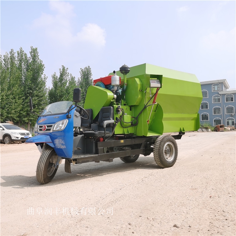 牛羊場(chǎng)投料撒料車電動(dòng)中型撒料喂料機(jī)喂羊飼料投料機(jī)械