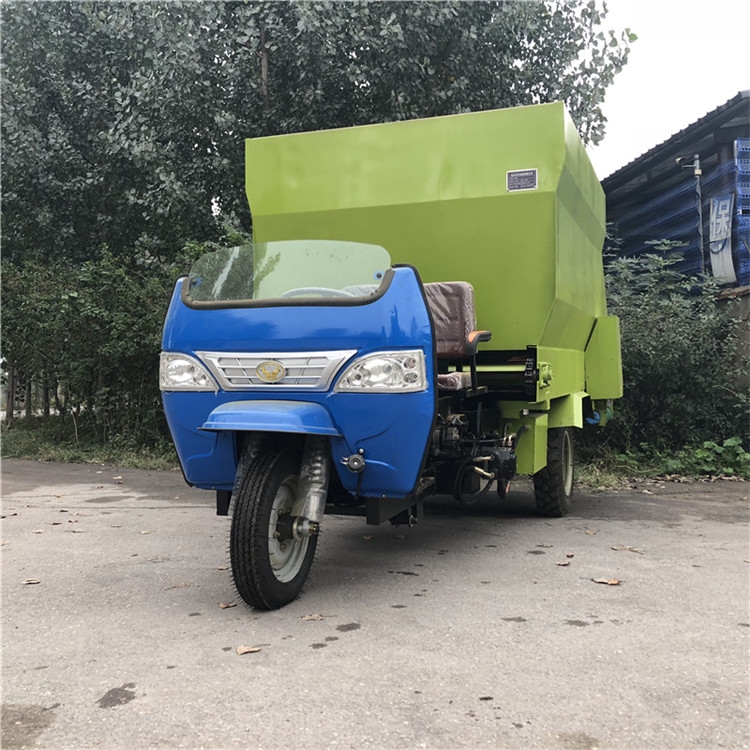 天津?qū)幒涌h牛羊喂料車機(jī)械化養(yǎng)殖
