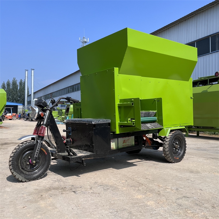 移動喂牛撒草車 自走式撒草車 窄輪距撒料車