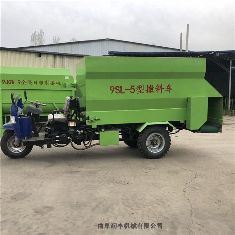 濱?？h牛棚投料車 牛羊飼草料拋料車 潤豐電動撒草車