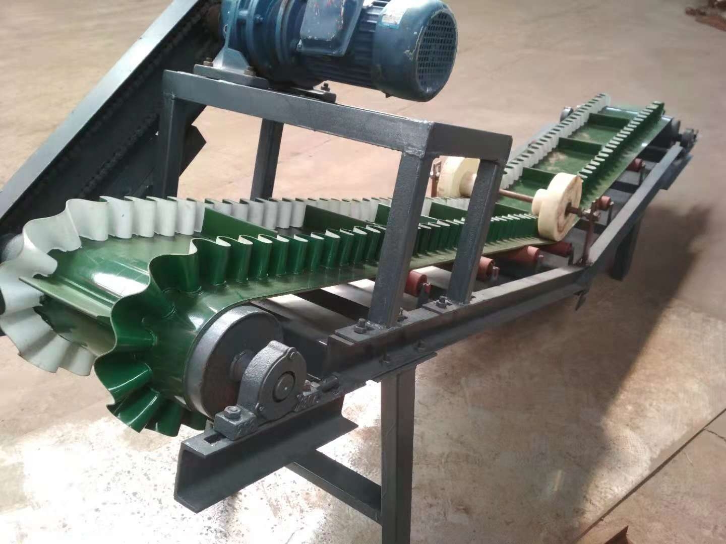 爬坡裙邊輸送機(jī)熱銷 電動(dòng)升降皮帶機(jī)