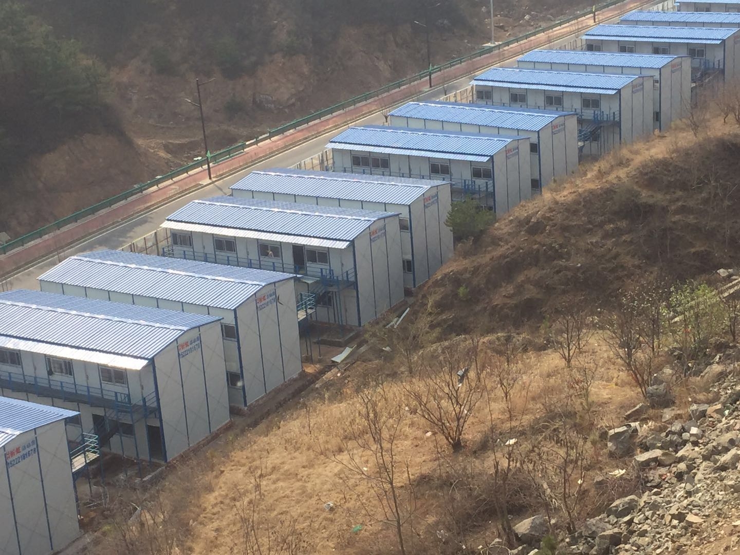 臨汾吉縣彩鋼房廠家工地項目部內走廊活動房