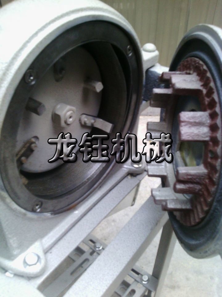 龍鈺機械移動式破碎機 15型自吸式草藥粉碎機