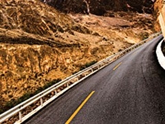 河北高速公路護(hù)欄板采用的是什么材料？