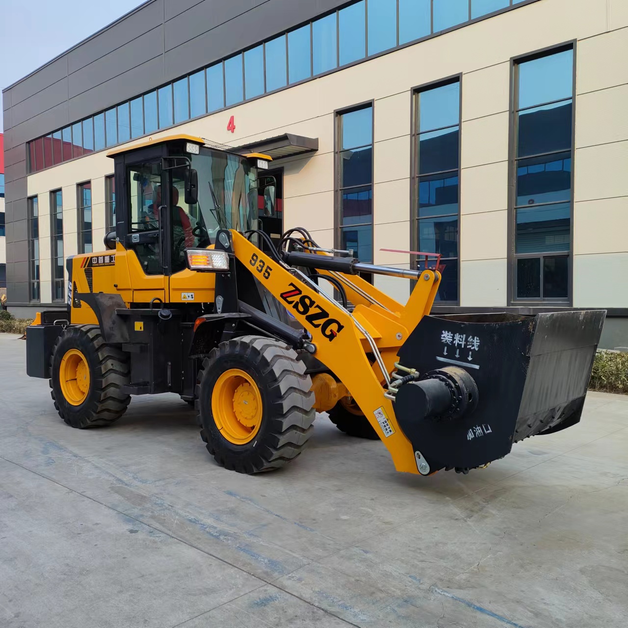 鏟車前面安裝的混凝土攪拌機