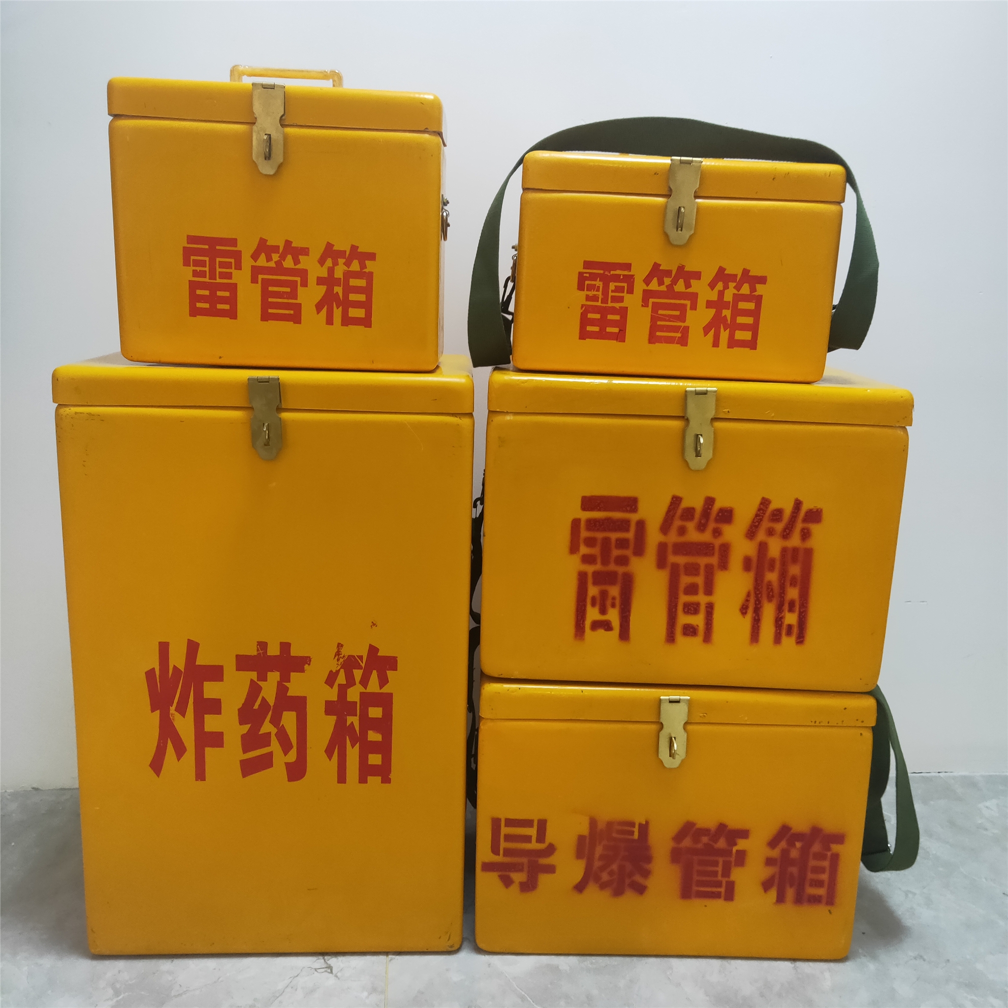 山西玻璃鋼工具箱井下火工品箱樹(shù)脂作業(yè)箱雙肩背高分子箱