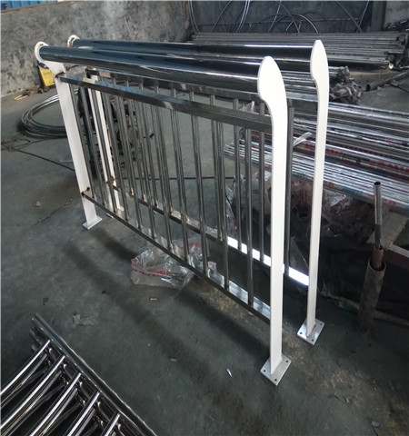 汕頭市304不銹鋼復(fù)合管護(hù)欄廠家直銷