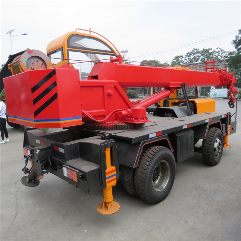 建筑工地空中作業(yè)8噸吊車 油電兩用起重機 雙節(jié)支腿底盤吊車
