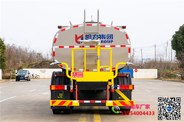 東風(fēng)灑水車噴粉工藝經(jīng)久耐用氣動開關(guān)操作簡單的特點_水罐車推薦車型