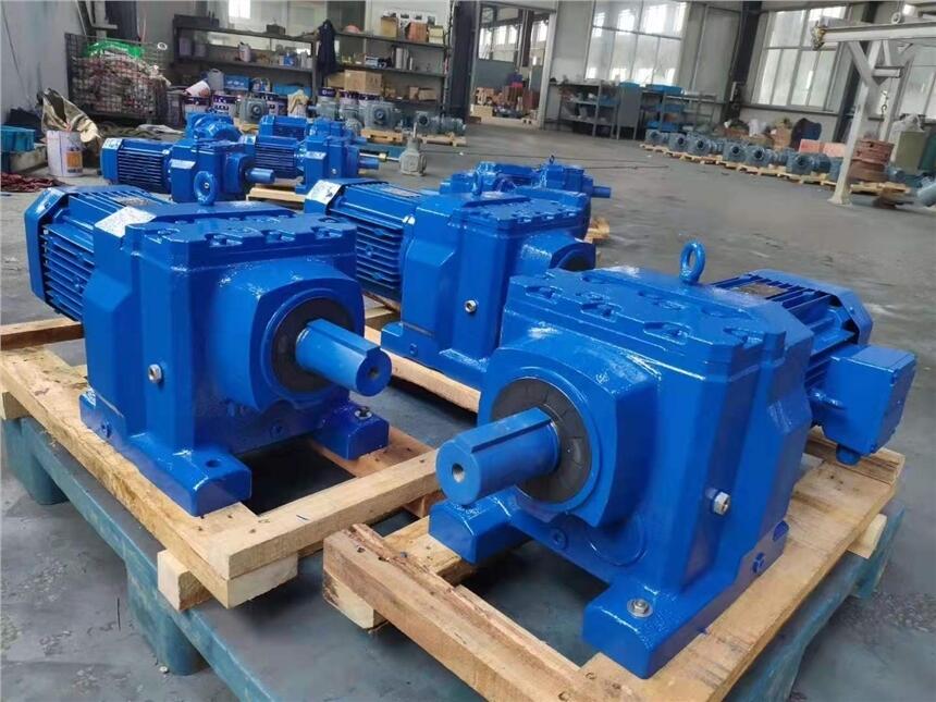 SAF67DRE132S4蝸輪減速機KA67DR63M4螺旋減速機