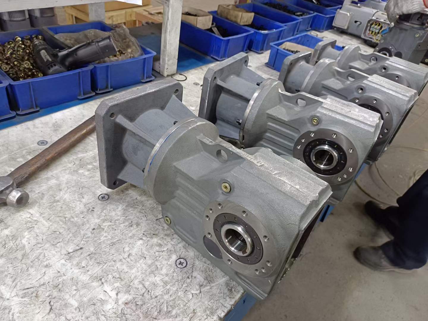 K57-1：19-1.1kw-4P孔40MM減速機(jī)PLF40-64