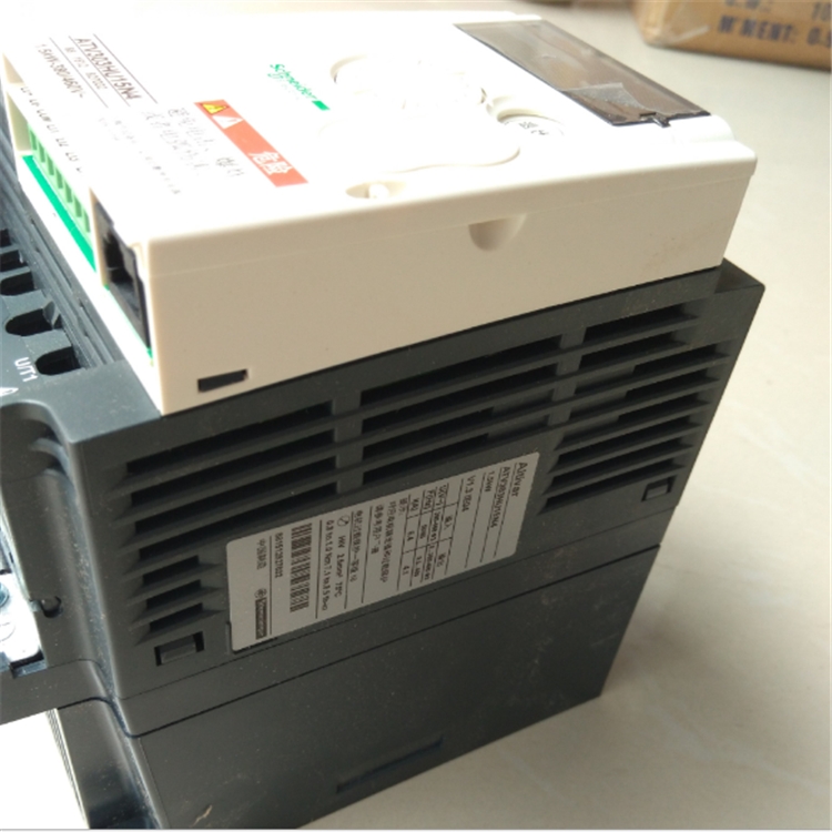 施耐德變頻器ATV21WD22N4C