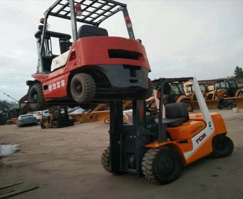 二手合力9噸叉車轉(zhuǎn)讓、國(guó)慶價(jià)格美麗