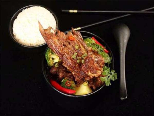零基礎(chǔ)辣骨飯加盟費多少錢？追求辣骨鮮感受麻辣的爽快