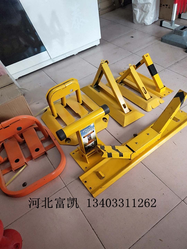 石家莊停車場設(shè)施交通設(shè)施品種多選富凱交通１５０３３４４１１８６交通設(shè)施廠家減速帶標志牌廠