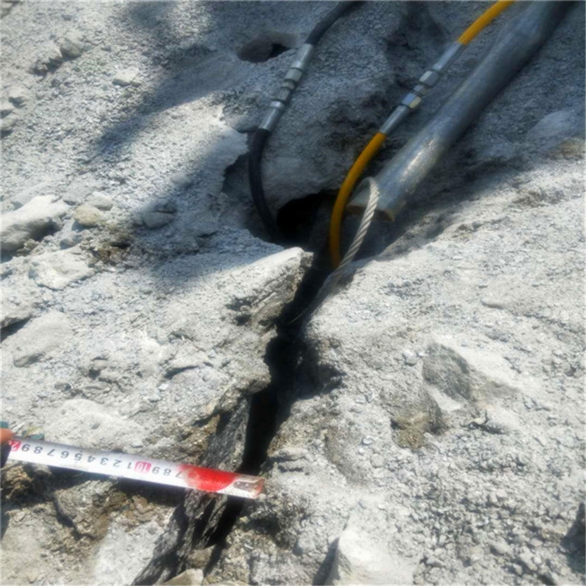 湖北荊門巖石太硬炮錘打不動(dòng)劈裂棒開采案例