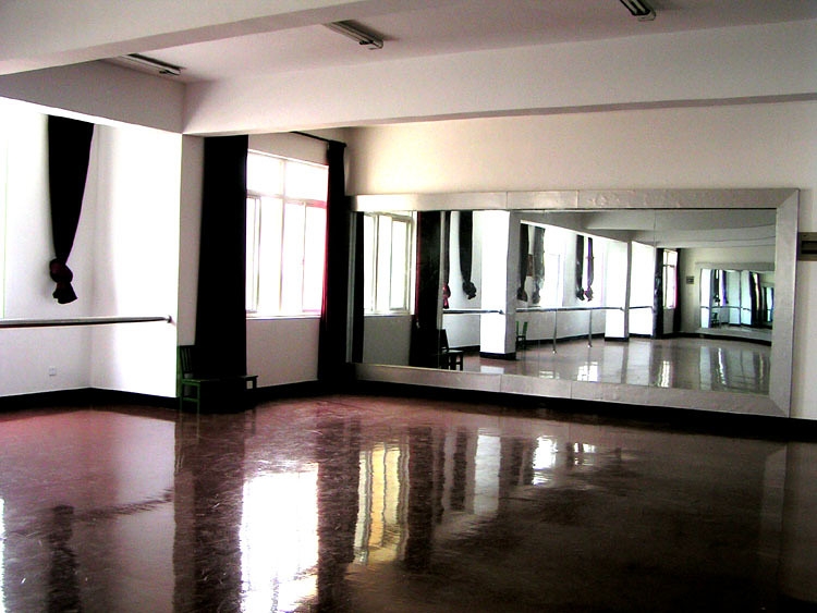 東城區(qū)北新橋定做大型玻璃鏡子排練室鏡子安裝