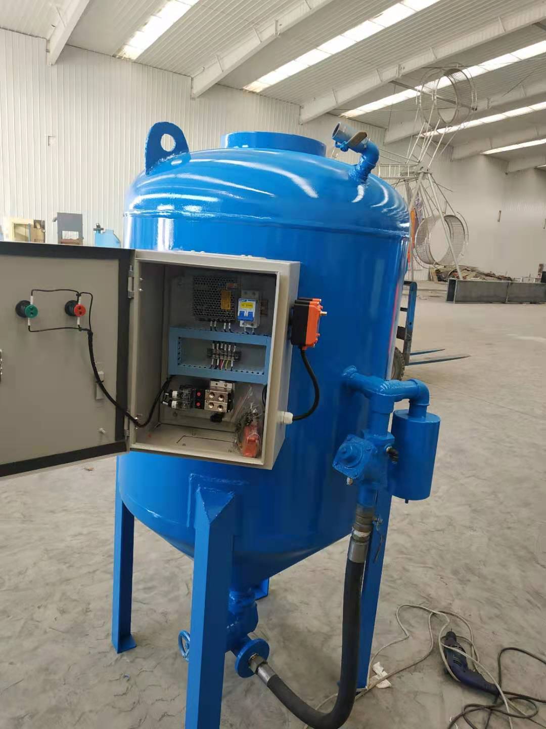 河北吳橋噴砂除銹機(jī)械設(shè)備銷售部開放式900噴砂機(jī)
