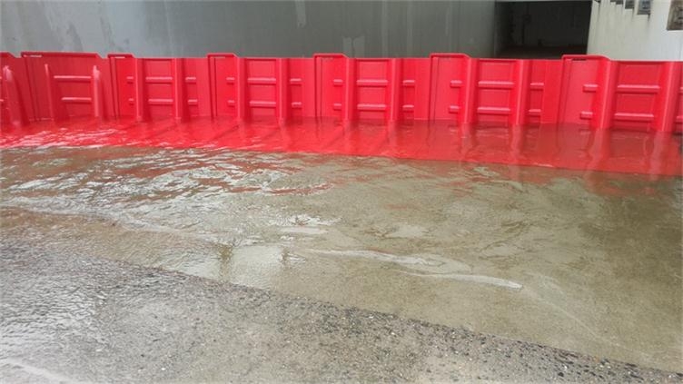 利用L型書擋原理由迎面而來的洪水重量壓制在擋板底部