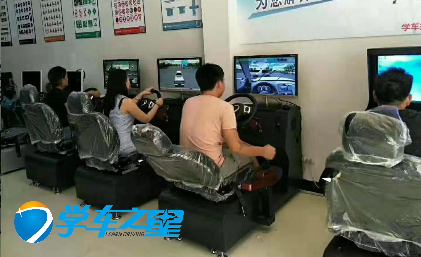 瓊中縣今年賺錢生意排行，汽車模擬駕駛設(shè)備代理開店小成本空間大