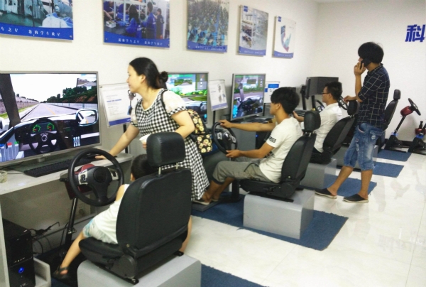 五指山最近賺錢小生意，汽車模擬駕駛機(jī)代理開店助你發(fā)家致富