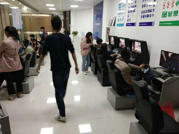 加盟什么生意賺錢(qián)投資小-仿真駕駛模擬器加盟開(kāi)店月入5位數(shù)