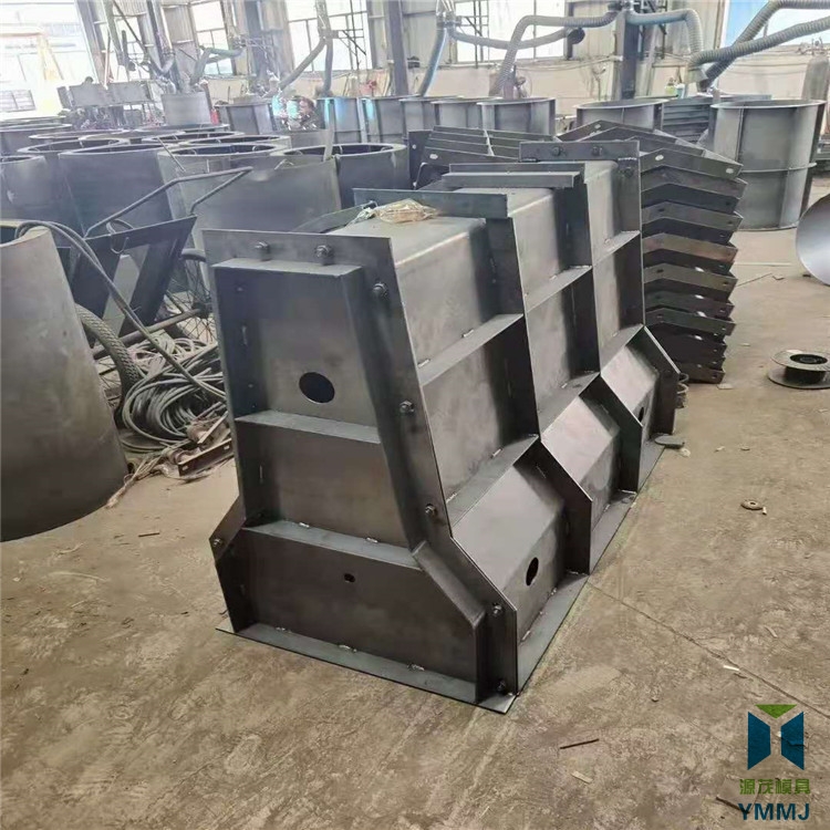 隔離帶鋼模具  防撞隔離墩模具  源茂高速隔離帶模具廠家